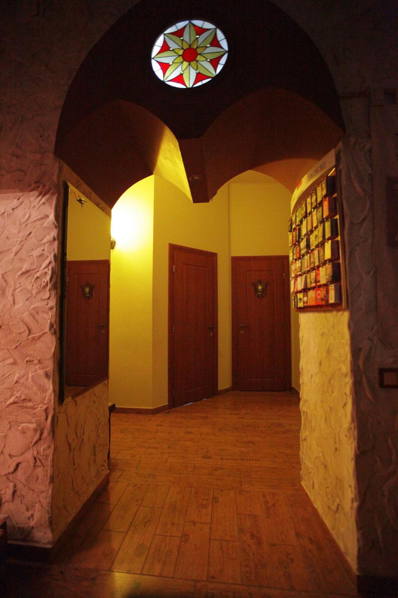 GHOSTel - Medieval Hostel Lviv Buitenkant foto