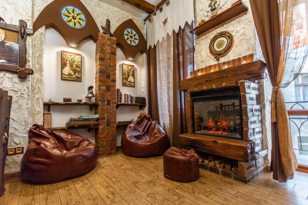GHOSTel - Medieval Hostel Lviv Buitenkant foto