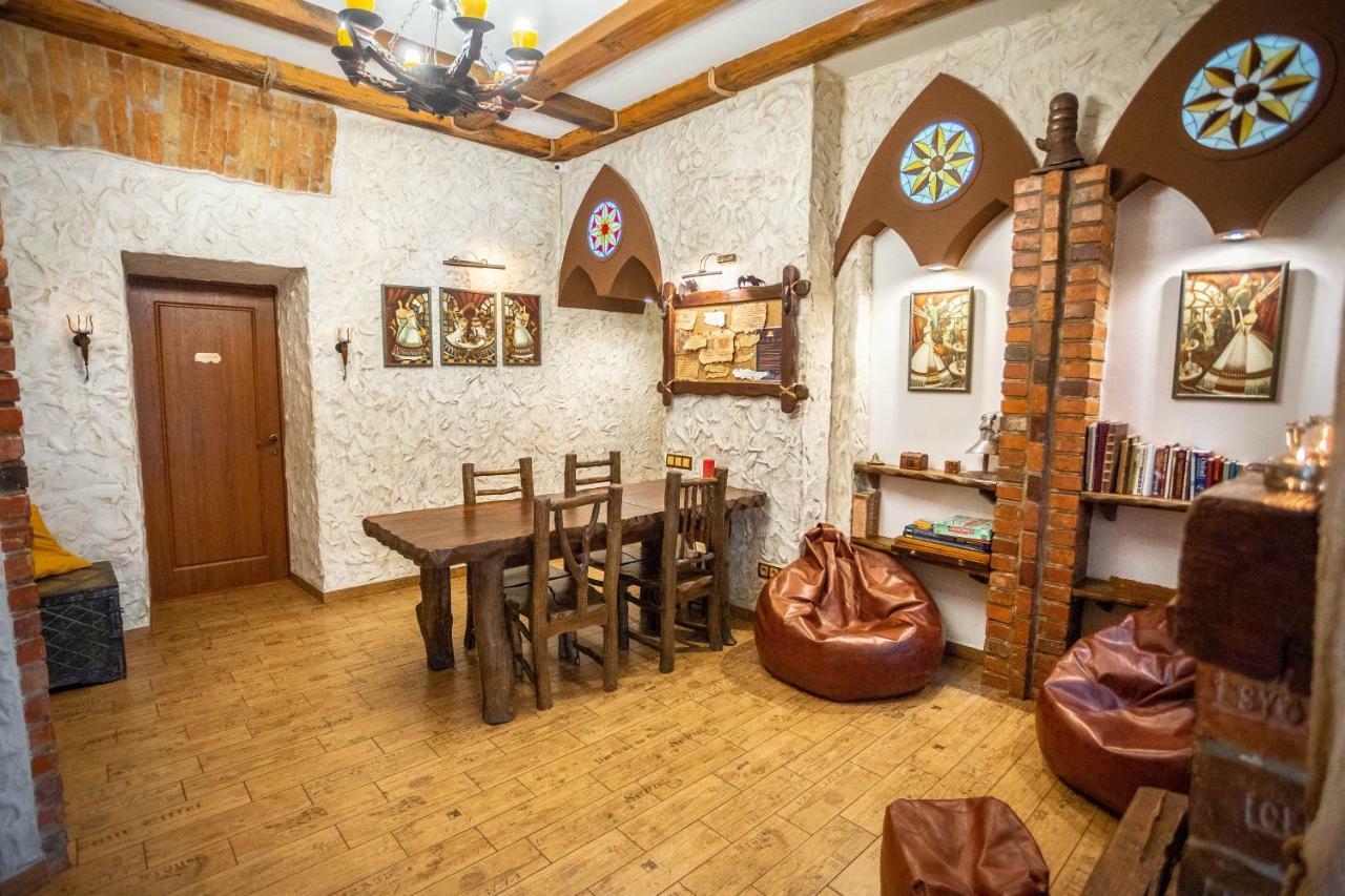 GHOSTel - Medieval Hostel Lviv Buitenkant foto